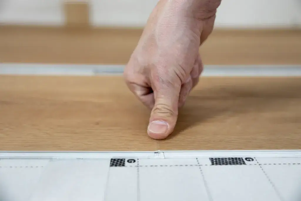 Panele klejone czy pływające - co wybrać dla trwałości i oszczędności?