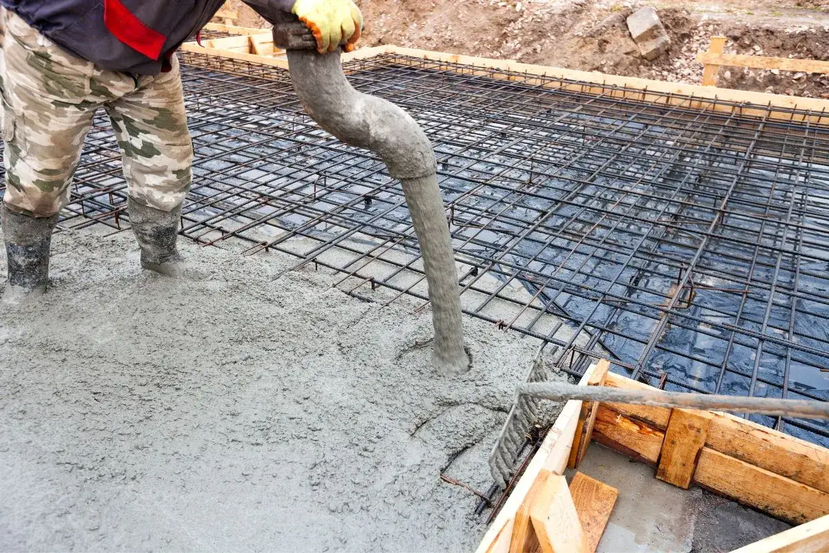 Beton wylewany na zbrojenie fundamentów.