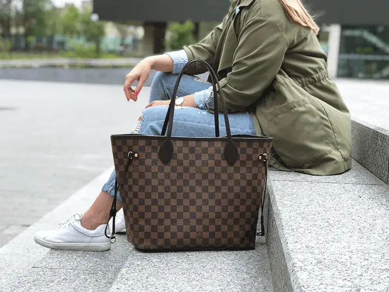 Ile kosztuje torebka Louis Vuitton Neverfull? Ceny, które zaskakują