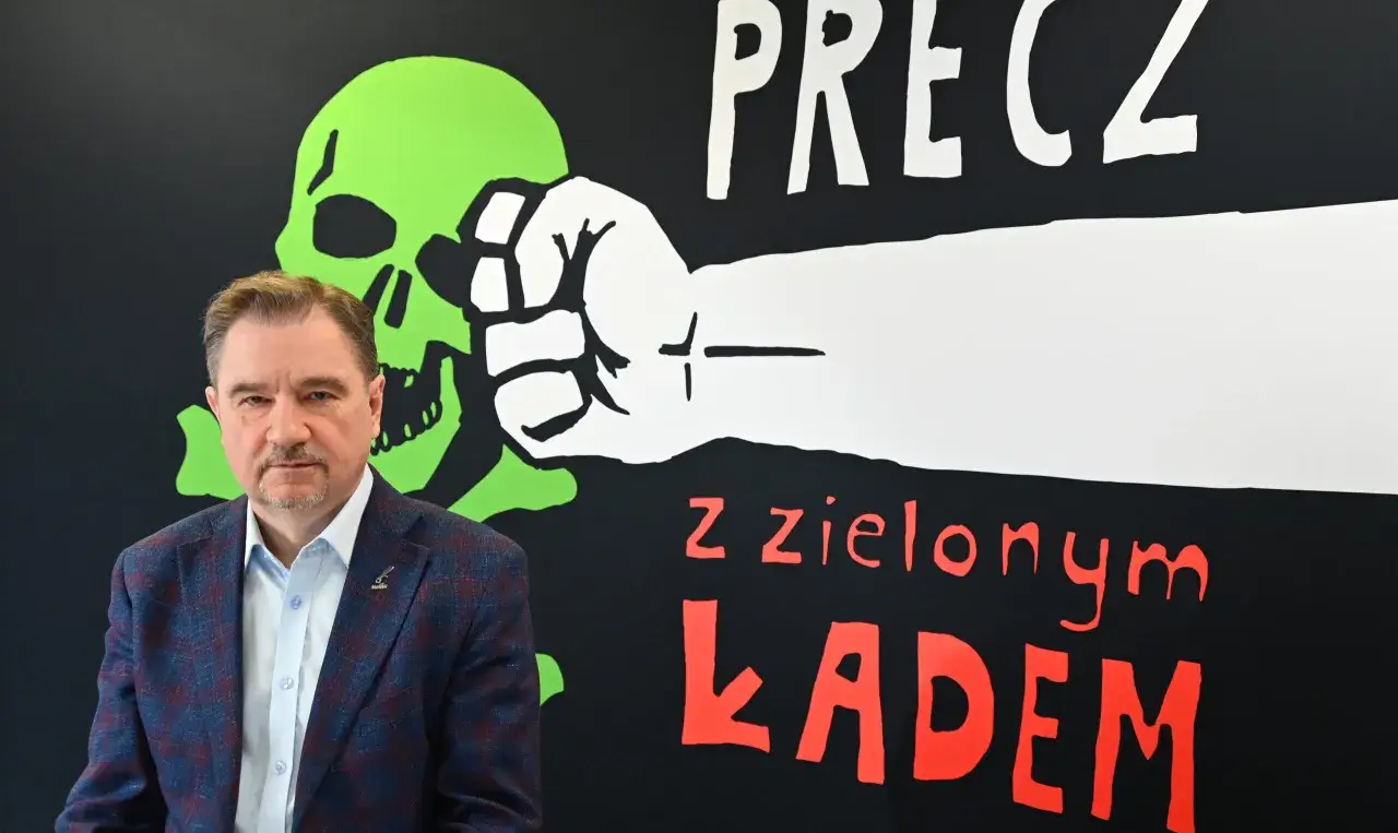 Mężczyzna na tle napisu "Precz z zielonym ładem". Kto podpisał zielony ład w Polsce?