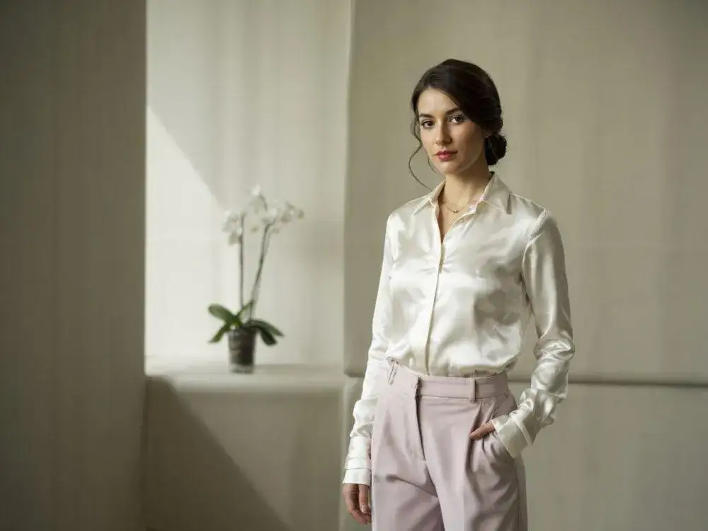 Jaką bluzkę do różowych spodni wybrać, aby wyglądać stylowo?