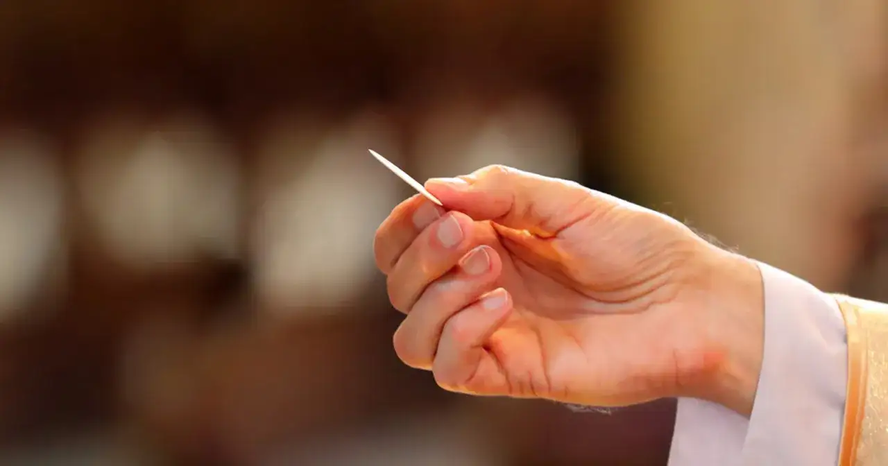 Komunii czy komuni? Ekspert wyjaśnia poprawną formę!