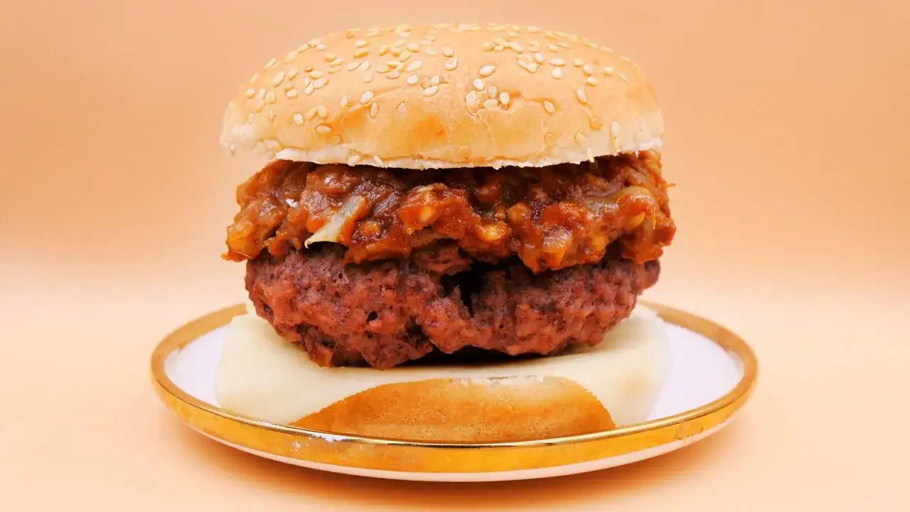 Co dodać do burgera, aby zaskoczyć smakiem i teksturą?