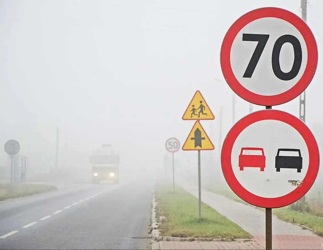 Znak zakaz wyprzedzania - Co oznacza i jak wygląda na drodze?