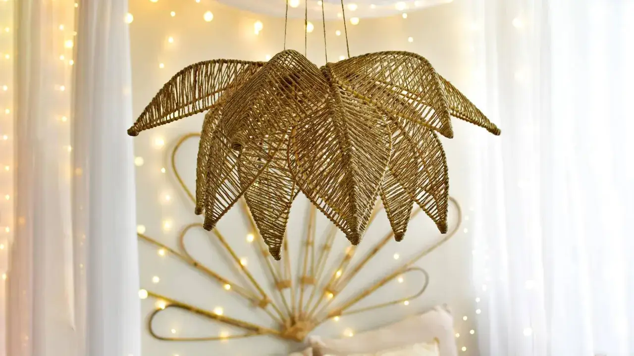 Złoty abażur w kształcie liścia, idealny do stworzenia przytulnej atmosfery. Dowiedz się, jak zrobić abażur w tym stylu.