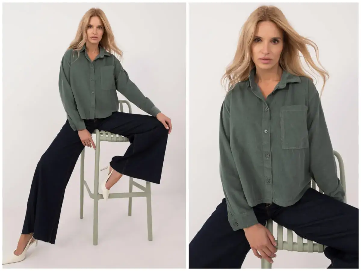 Koszula oversize damska w oliwkowym kolorze, zestawiona z szerokimi, granatowymi spodniami i białymi szpilkami. Stylowa propozycja na co dzień.