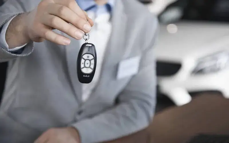 Sprzedaż auta bez PIT: Jak legalnie uniknąć podatku?