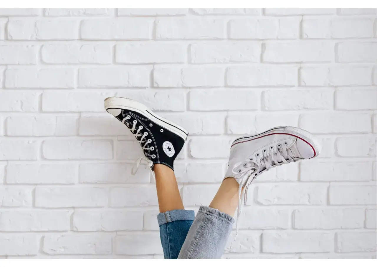 Czy białe buty są modne? Odkryj ich stylowe możliwości i trendy