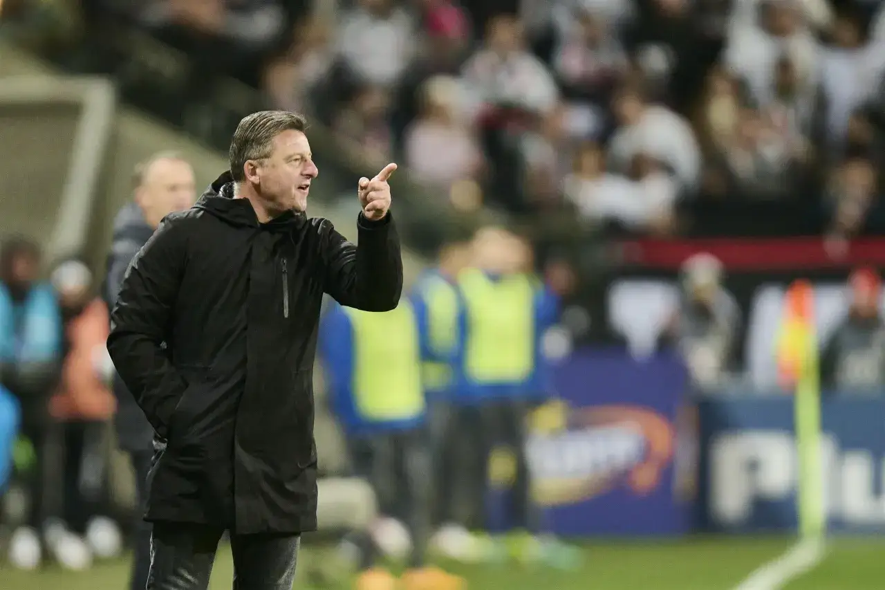 Ile zarabia trener Legii Warszawa? Zaskakujące kwoty i porównania.