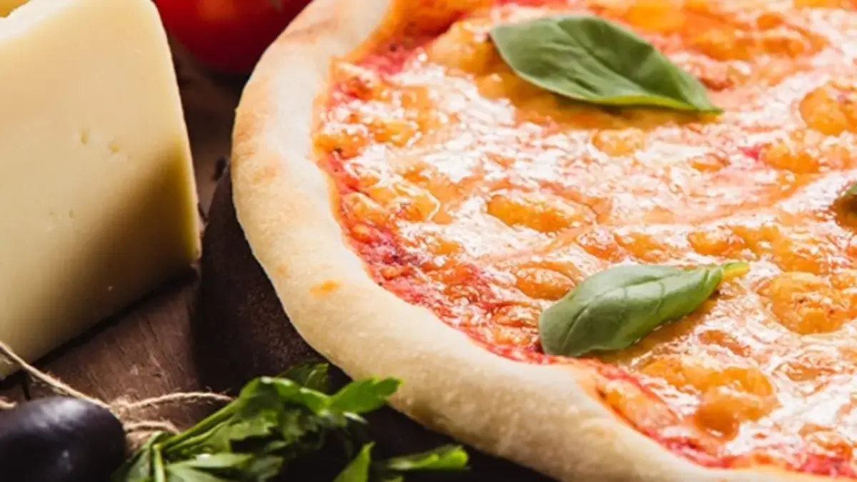 Jak jeść pizzę we Włoszech: unikaj faux pas i ciesz się smakiem