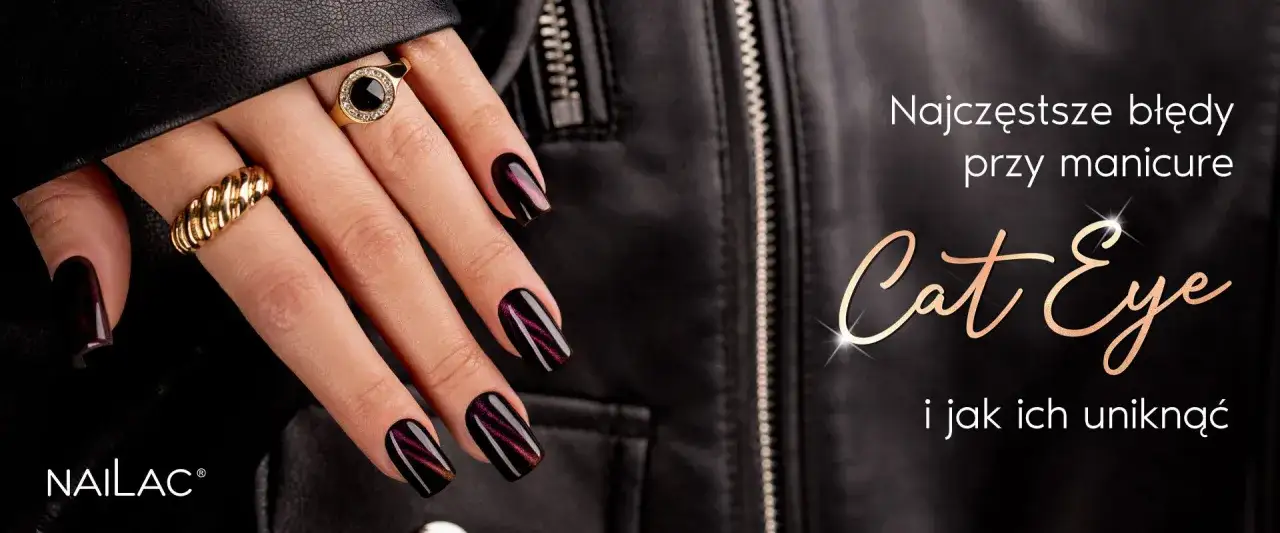 Dłoń z paznokciami w efekcie kociego oka, ozdobiona złotą biżuterią. Najczęstsze błędy przy manicure Cat Eye i jak ich uniknąć.