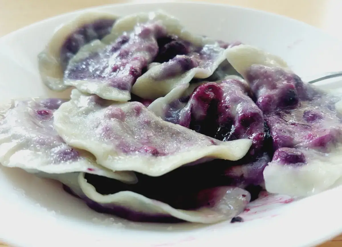 Pyszne pierogi z jagodami, delikatne ciasto i słodkie, soczyste nadzienie. Idealne na letni deser.