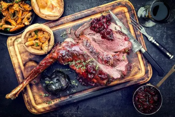 Jak długo piec dziczyznę w piekarniku, aby uniknąć suchego mięsa?