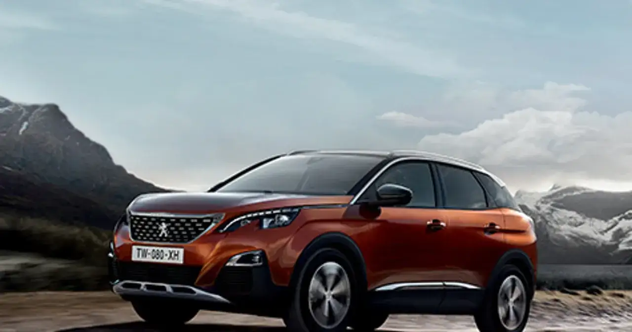 Pomarańczowy Peugeot 3008 na tle górskich krajobrazów. Zastanawiasz się, jaki silnik wybrać do tego modelu?