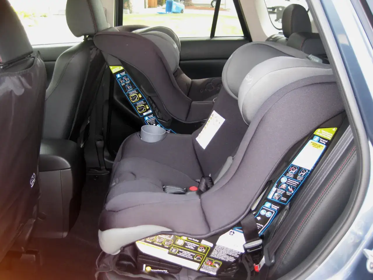 Jak przewozić 3 dzieci w samochodzie? Kluczowe zasady i bezpieczeństwo