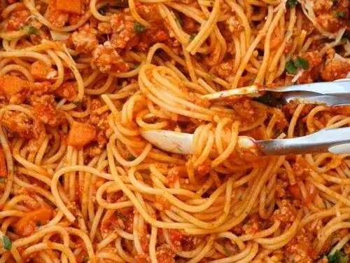 Pyszne spaghetti z mięsem wieprzowym – szybki przepis na obiad