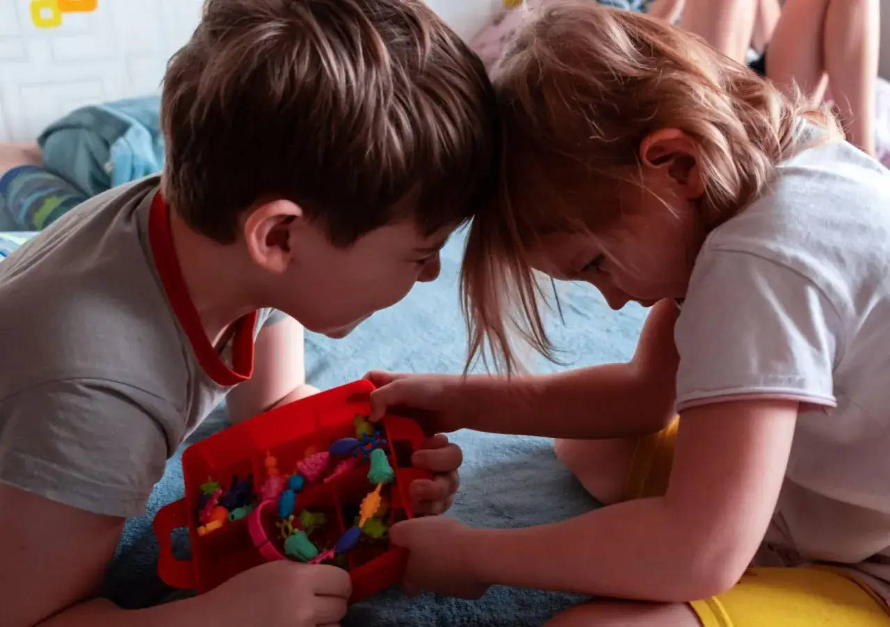 Plac zabaw: jak reagować na konflikty dzieci? Poradnik dla rodziców