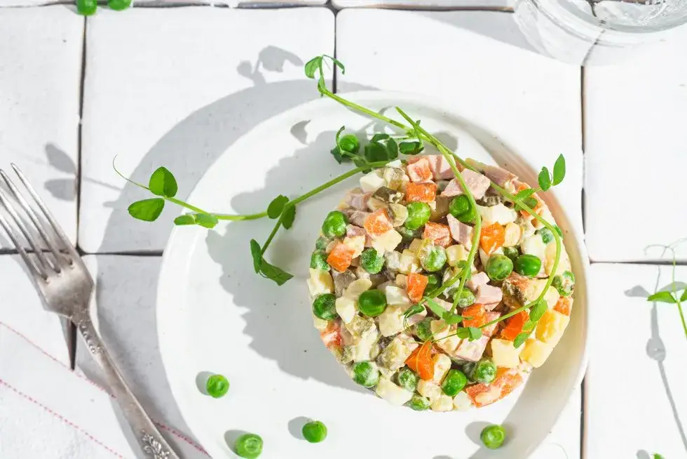 Czy sałatka jarzynowa jest tucząca? Sprawdź kalorie i składniki