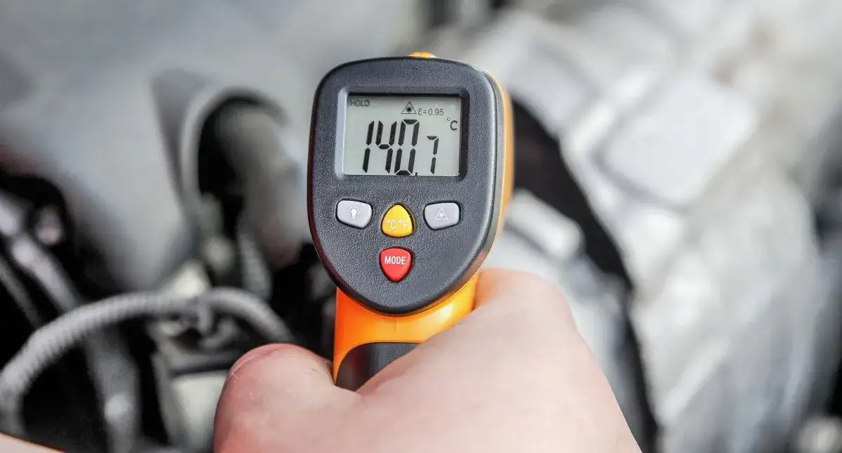 Jaka temperatura oleju w silniku? Uniknij przegrzewania i awarii