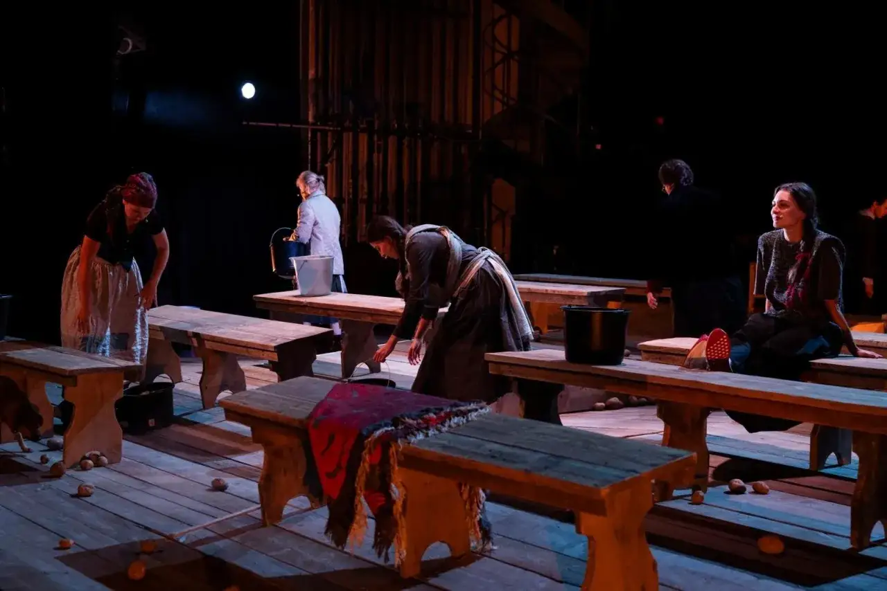 Spektakl do DNA: Odkryj emocje i tradycje w nowoczesnym teatrze