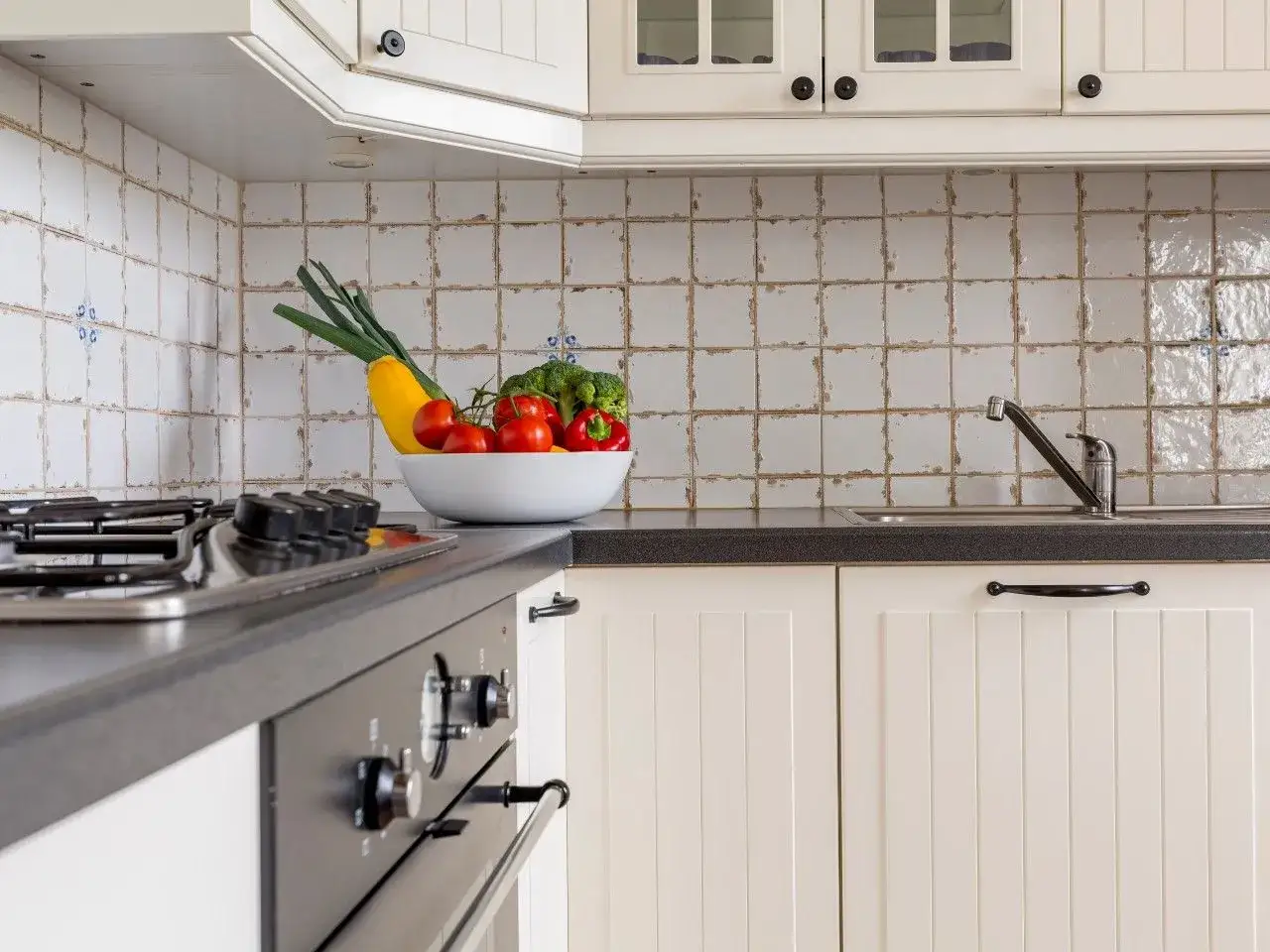 Jakie kolory ścian do waniliowych mebli kuchennych, aby nie pomylić się?