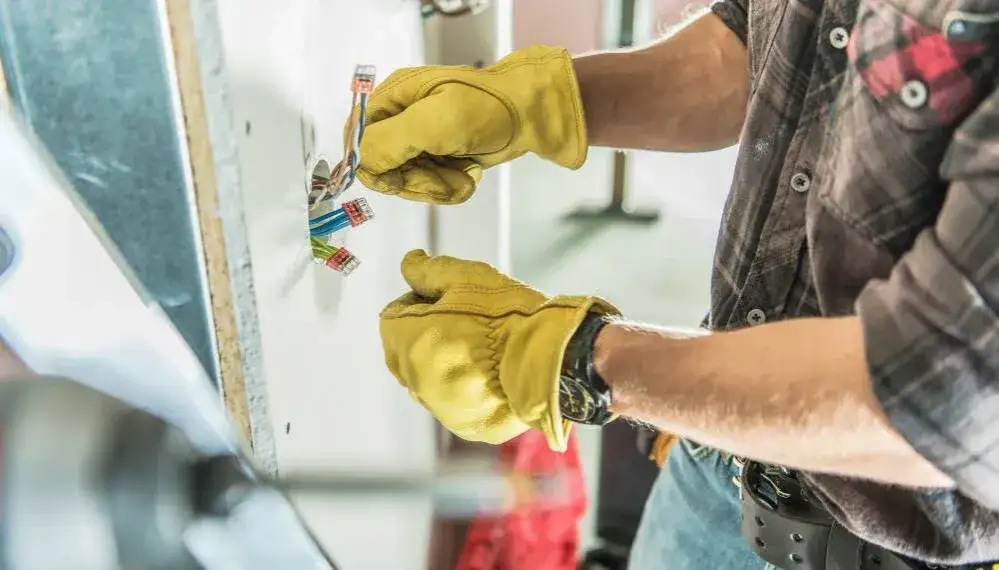 Czym zajmuje się elektryk? Poznaj jego kluczowe zadania i umiejętności