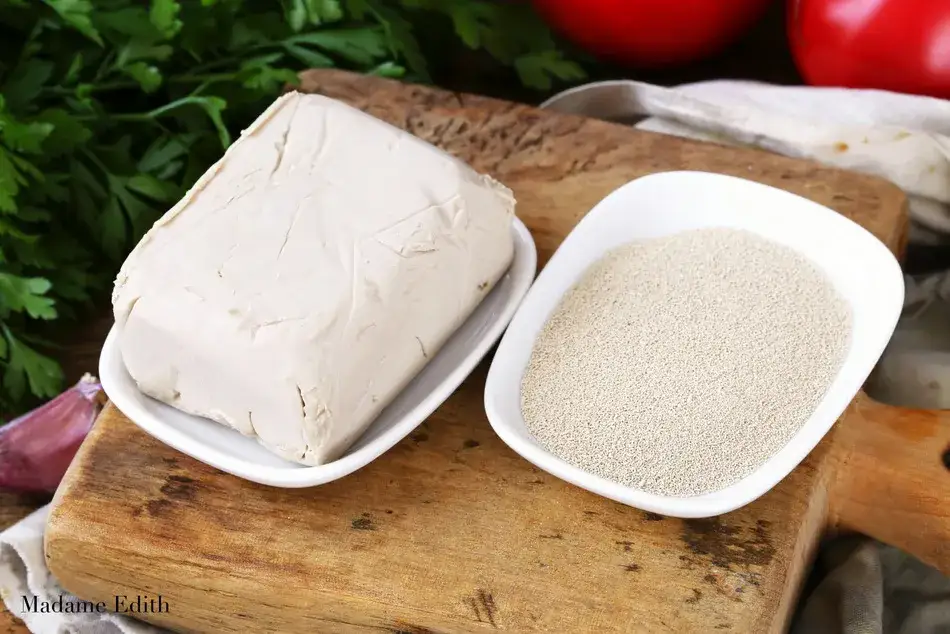 Ile świeżych drożdży na kilogram mąki? Proporcje dla idealnego chleba