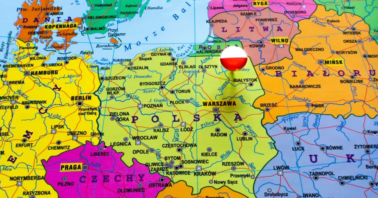 Mapa Europy Środkowej z zaznaczonymi regionami, w tym Polską, Niemcami i Czechami. Flaga Polski umieszczona nad Warszawą.