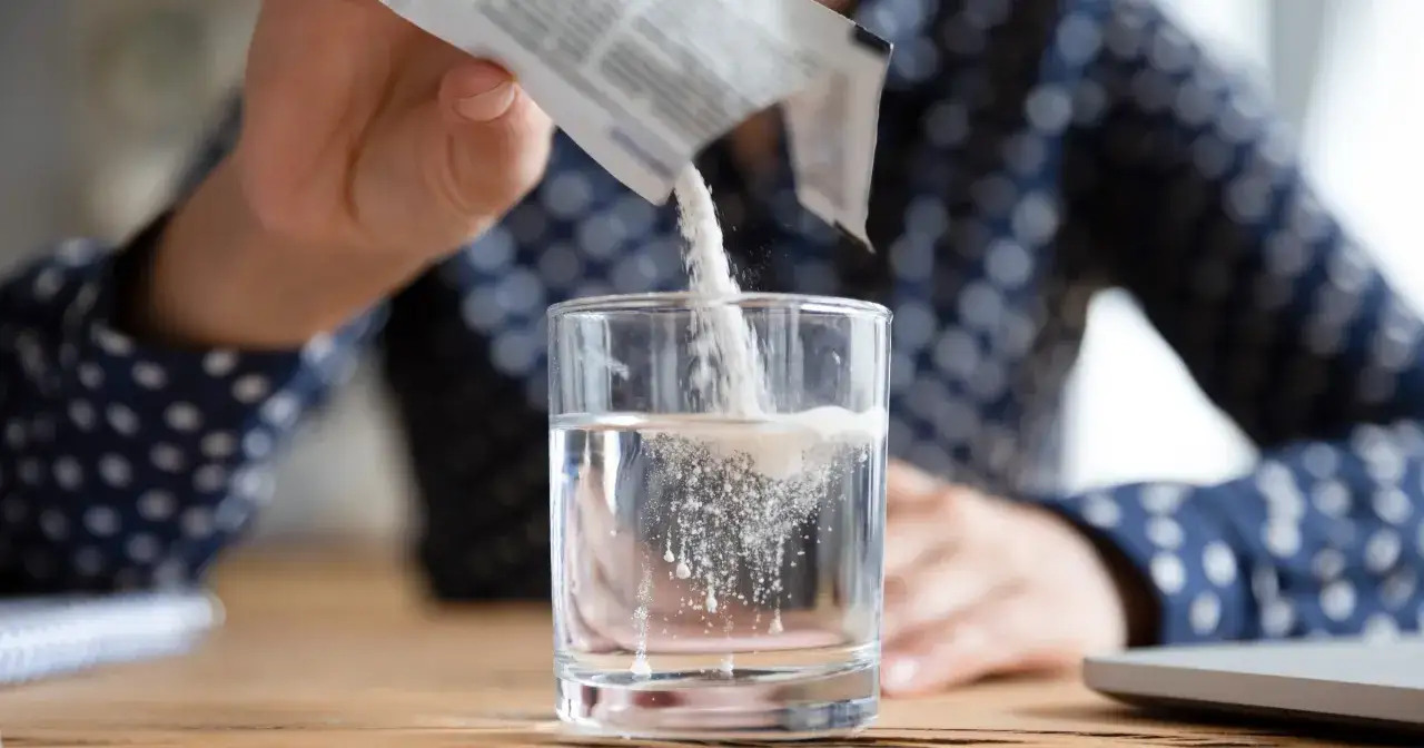 Jak stosować Amol? Wsyp zawartość saszetki do szklanki z wodą i wymieszaj.