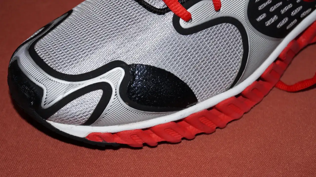 Jak naprawić buty z siatki - proste sposoby na trwałą naprawę