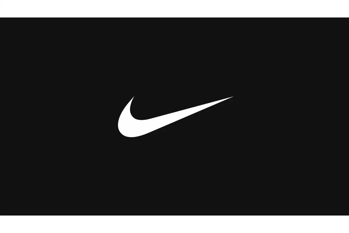 Biały symbol "Swoosh" na czarnym tle. To znak rozpoznawczy marki Nike, która pochodzi ze Stanów Zjednoczonych.
