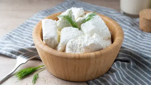 Ile kalorii ma ser biały półtłusty? Sprawdź, co naprawdę jesz