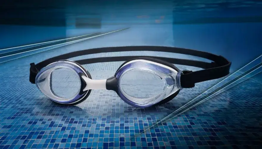 Okularki do pływania: Jak wybrać idealne? Poradnik eksperta.