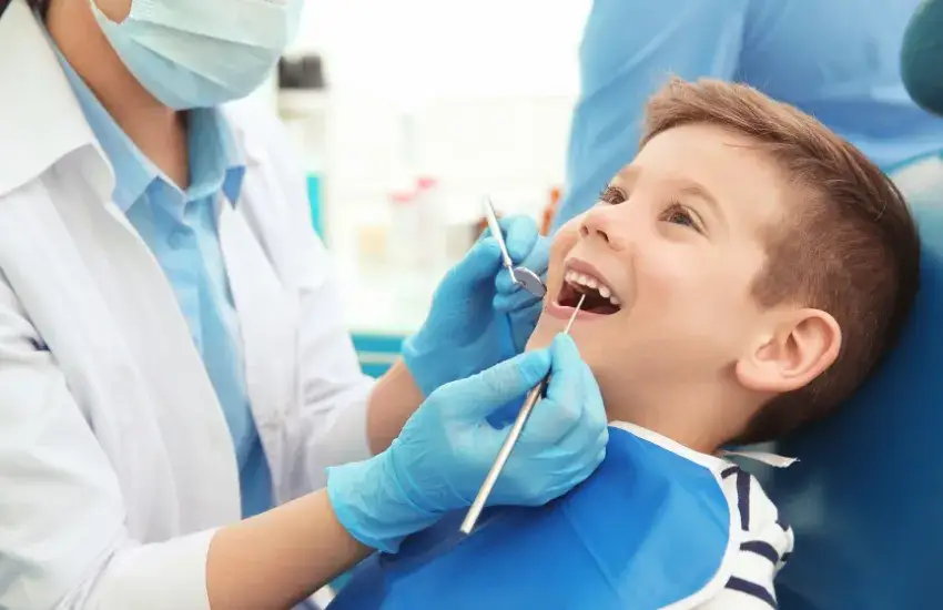 Kiedy z dzieckiem do dentysty? Kluczowe momenty i porady dla rodziców