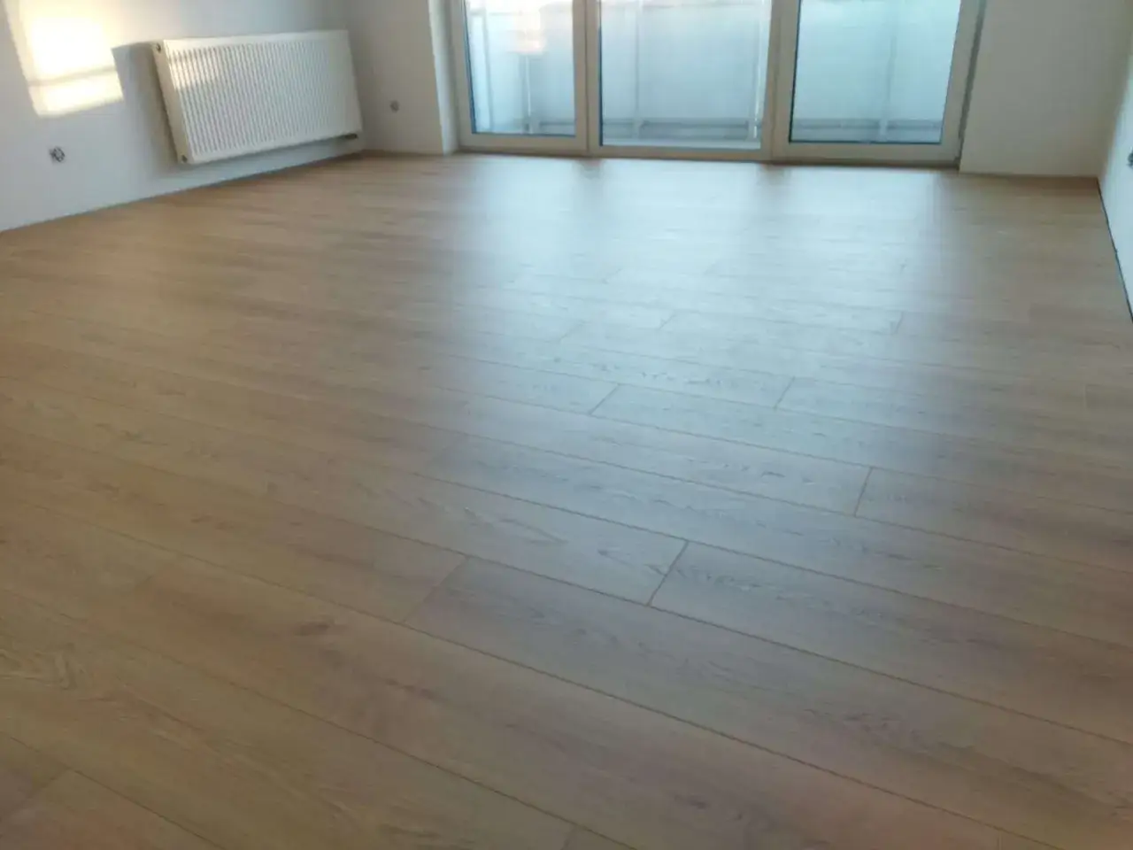 Jak kłaść panele w którą stronę, aby uniknąć błędów i oszczędzić czas