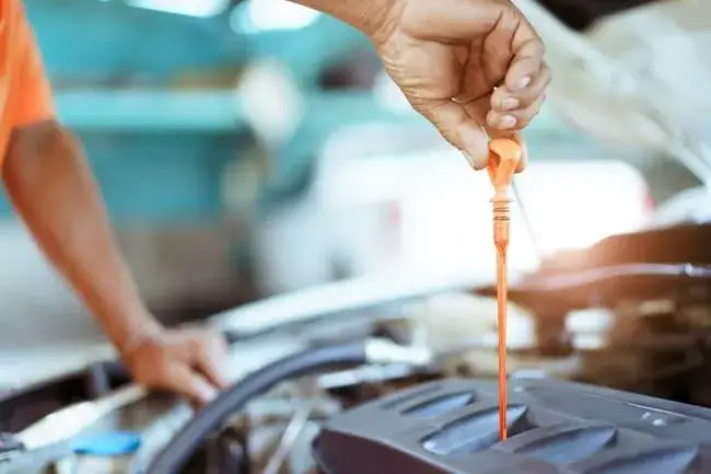 Za dużo oleju w silniku objawy – jak uniknąć poważnych problemów