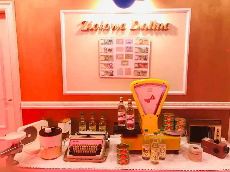 Bal w stylu PRL: Przewodnik po modzie, menu i dekoracjach