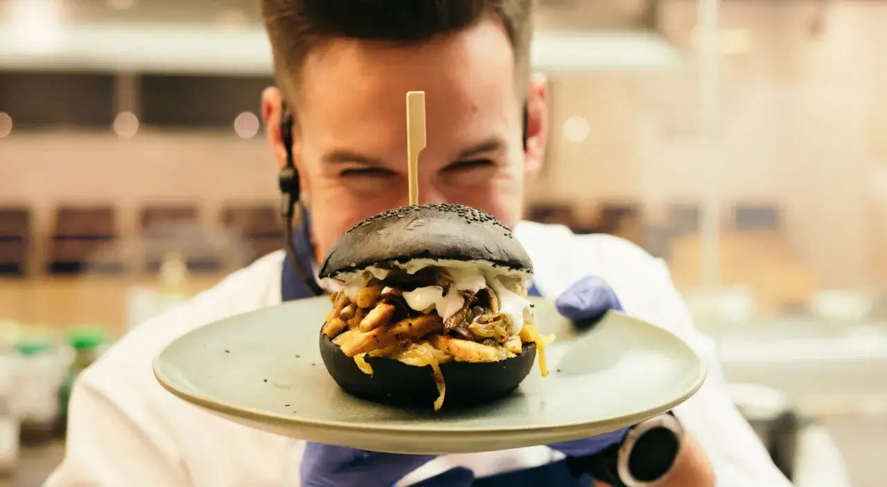 Co możemy znaleźć w burgerze? Odkryj zaskakujące składniki!