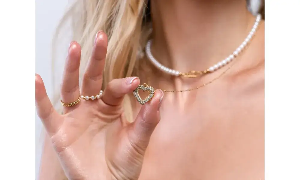 Co oznacza skrzydło na naszyjniku? Odkryj jego moc!