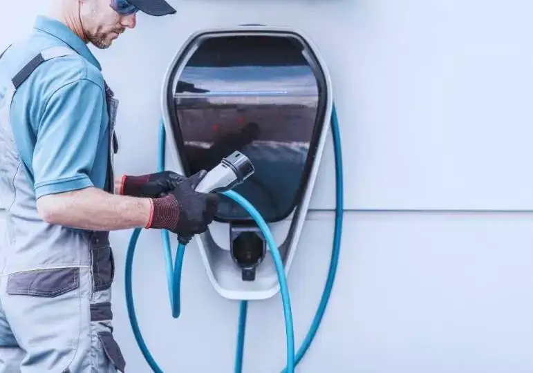 Jak ładować samochód elektryczny na stacji - uniknij kosztownych błędów