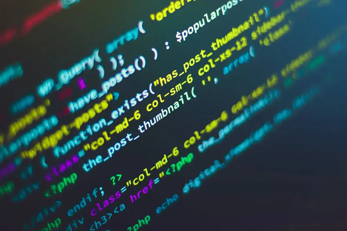 Fragment kodu PHP, który może być częścią strony internetowej. Widać tu funkcje związane z postami i ich miniaturami, co może być odpowiedzią na pytanie "cmd co to" w kontekście tworzenia stron.