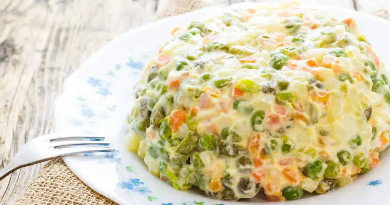 Ile kcal ma sałatka jarzynowa z majonezem? Zaskakujące fakty o kaloriach