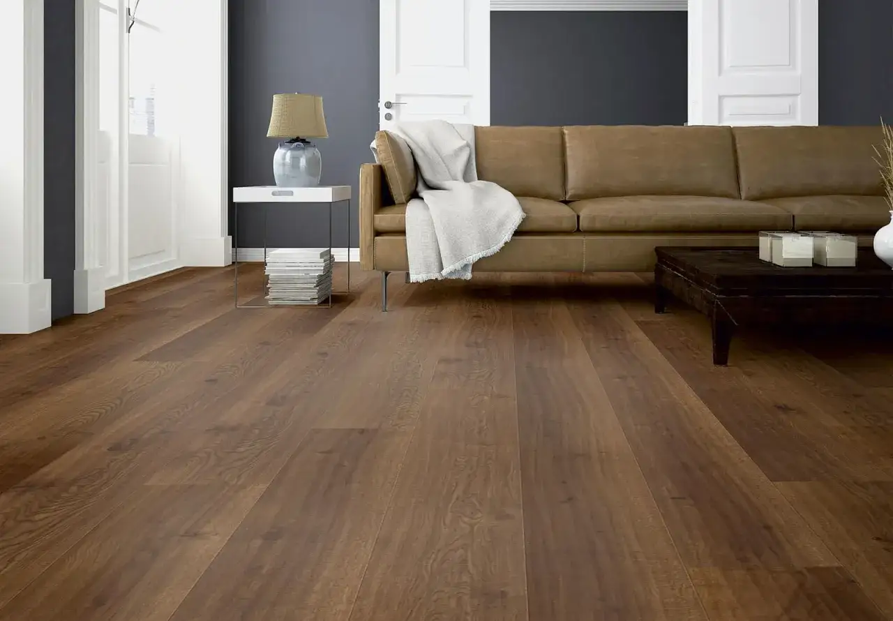 Płytki czy panele do salonu? Wybierz idealną podłogę na lata!
