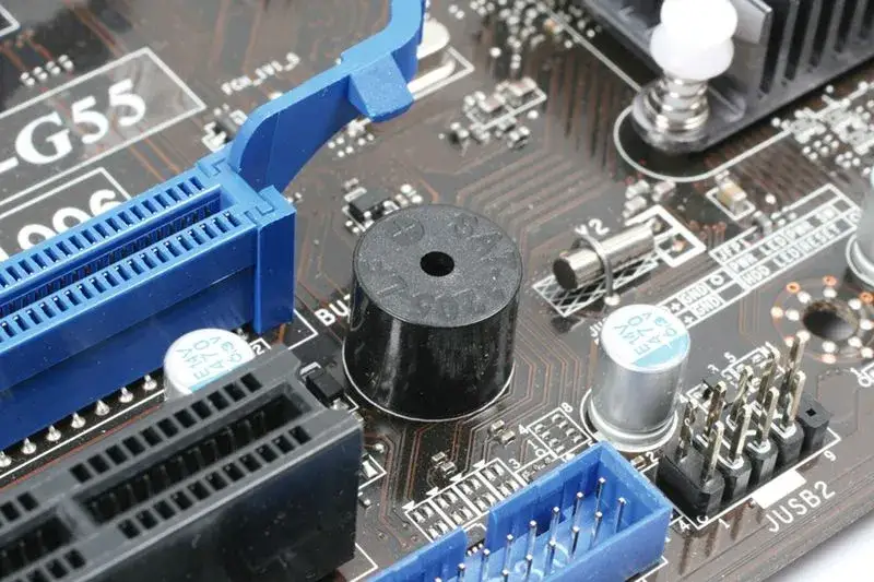 Jak podłączyć kable do płyty głównej, aby uniknąć błędów i problemów