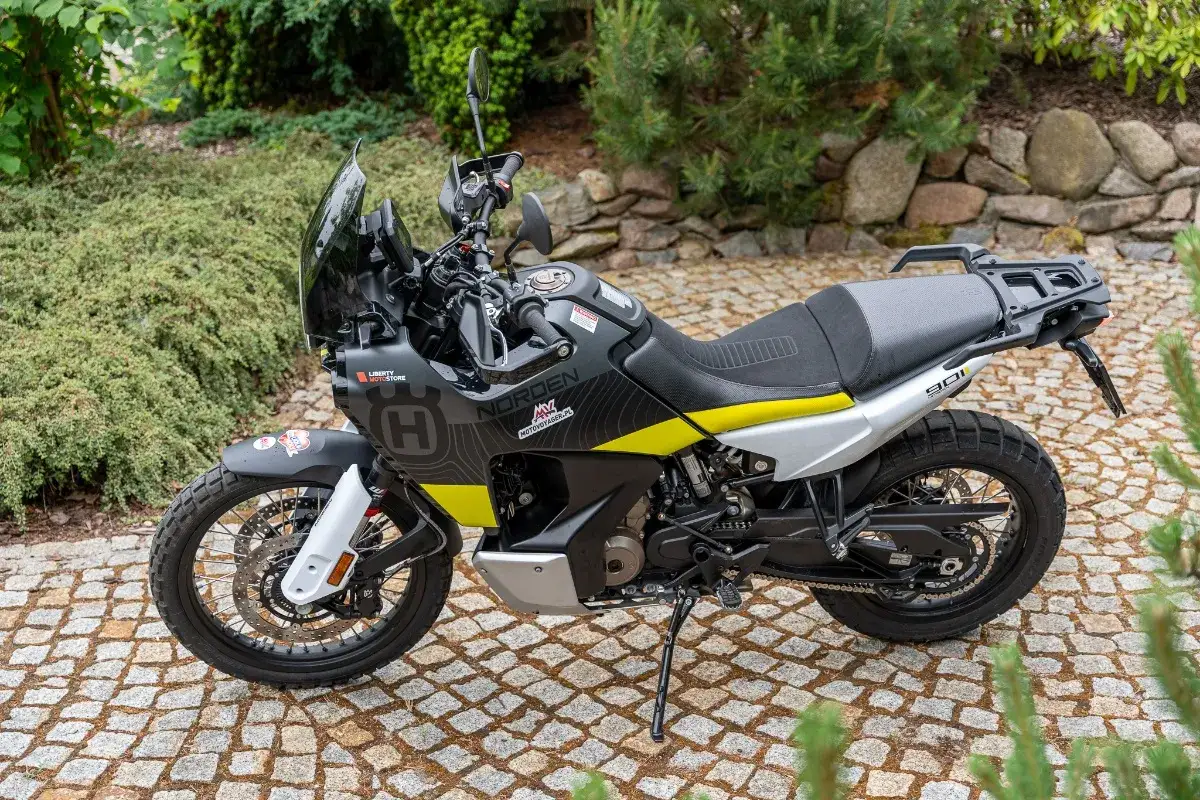 Gotowy na przygodę? Ten motocykl typu **motocykle adv** czeka na odkrywanie nowych szlaków.