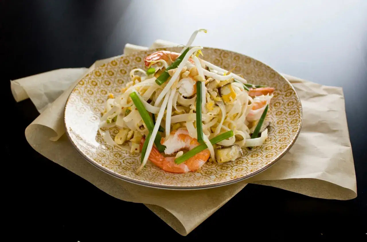 Ile kalorii ma pad thai? Zaskakujące fakty o kaloryczności dania