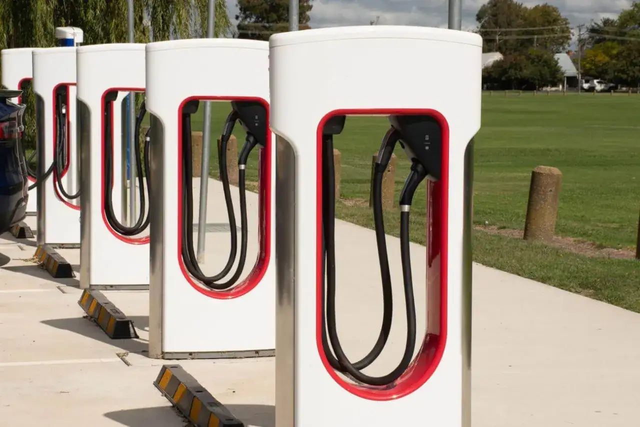 Ile kosztuje ładowanie Tesli? Sprawdź, jak zaoszczędzić na energii