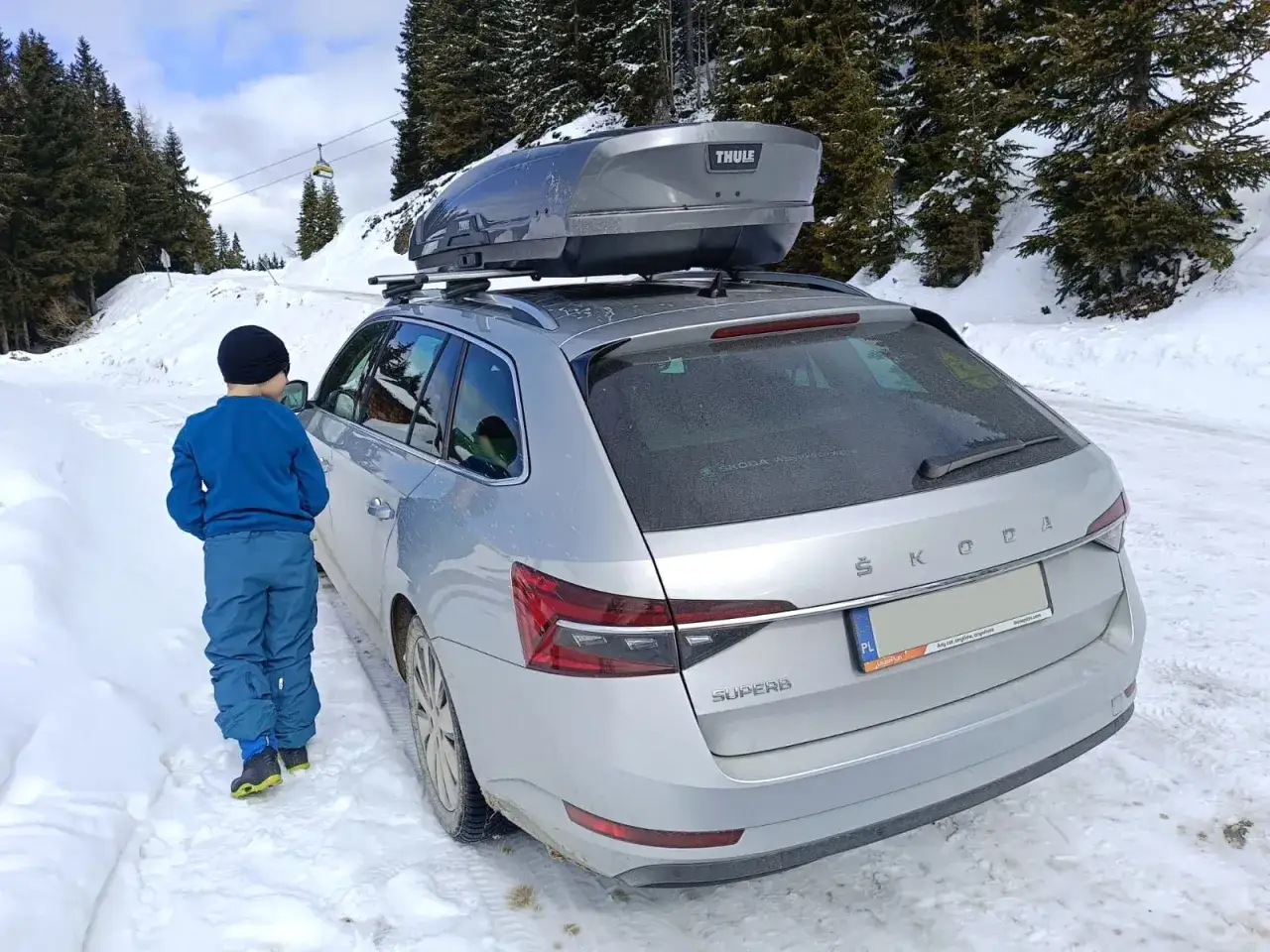 Najlepsze boxy dachowe na narty - ochrona i wygoda podczas transportu