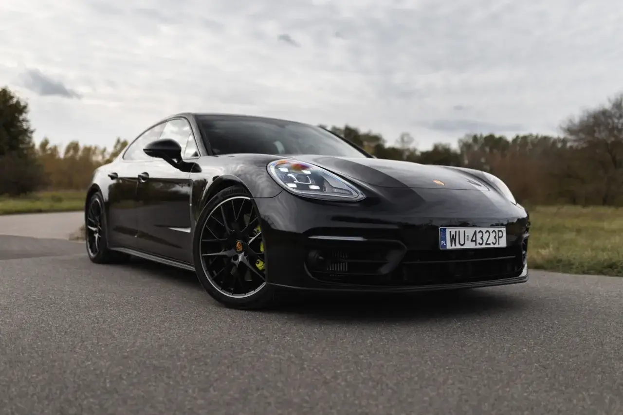 Pomysł na weekend z autem sportowym – Jak zorganizować niezapomnianą przygodę?