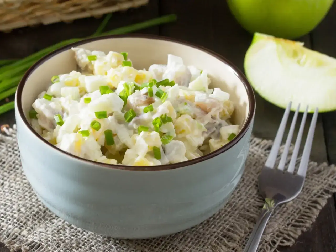 Jak się robi sałatkę śledziową – prosty przepis na pyszne danie